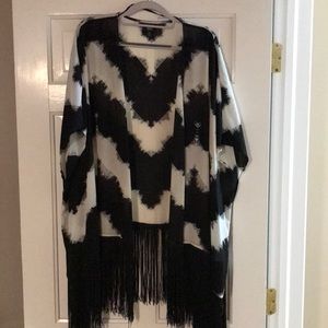 Mossimo Black and White Shawl with Fringe lightly used S/M
